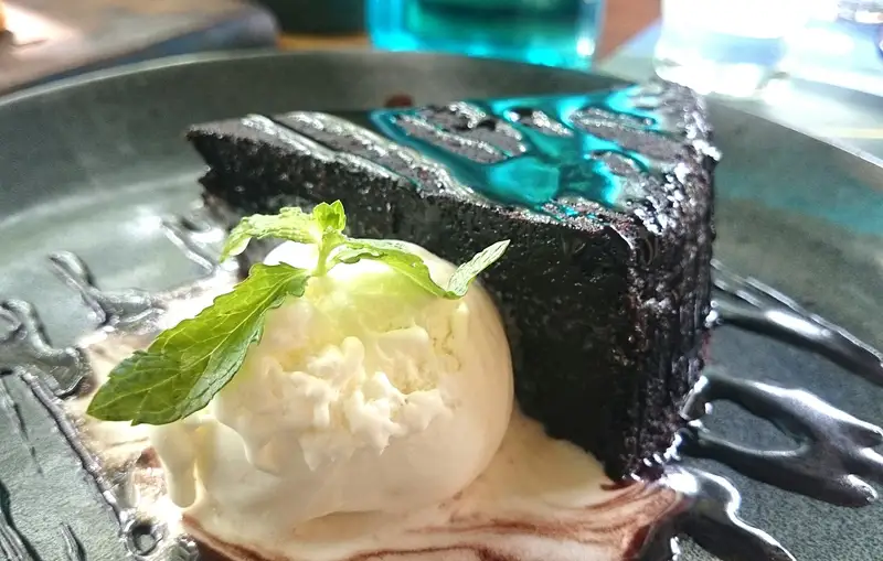 Fetta di torta al cioccolato senza farina