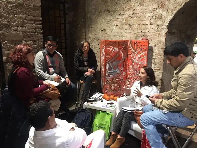 Incontro con un rappresentante del commercio equo europeo in una cooperativa di cacao