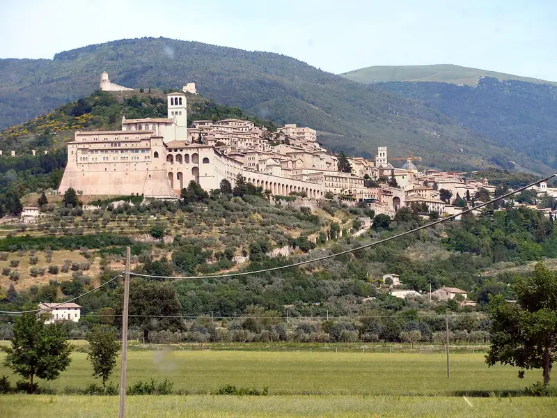 Panorama di Assisi sul fianco del Monte Subasio con la Basilica di San Francesco