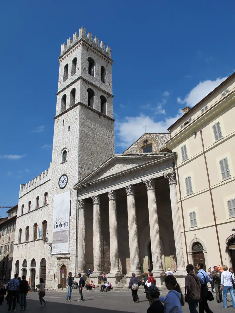 La facciata del Tempio di Minerva in Piazza del Comune ad Assisi