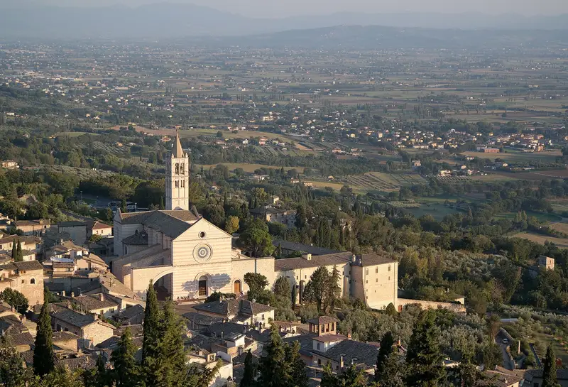Veduta dei tetti di Assisi e della Basilica di Santa Chiara dalla Rocca Maggiore