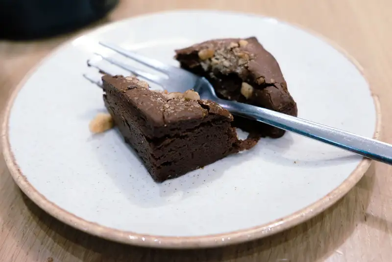 Dessert a base di brownie al cioccolato servito nel piatto