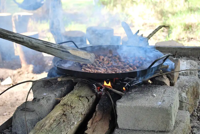 Tostatura delle fave di cacao in un laboratorio della Hacienda La Chonita, in Tabasco