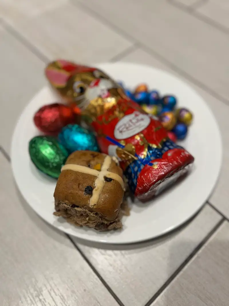 Uova di cioccolato e un coniglietto di cioccolato