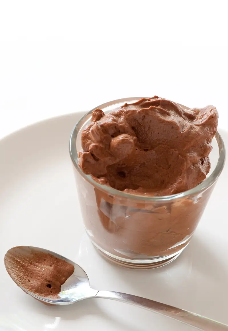 Mousse al cioccolato servita in un bicchiere