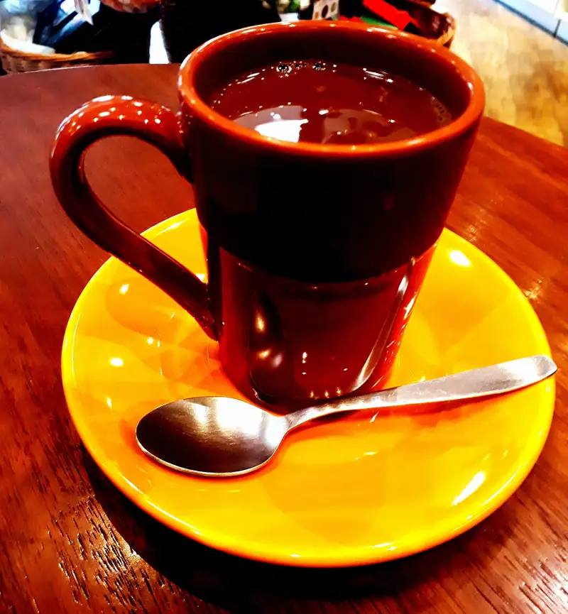 Tazza di cioccolata calda servita al tavolo di una caffetteria