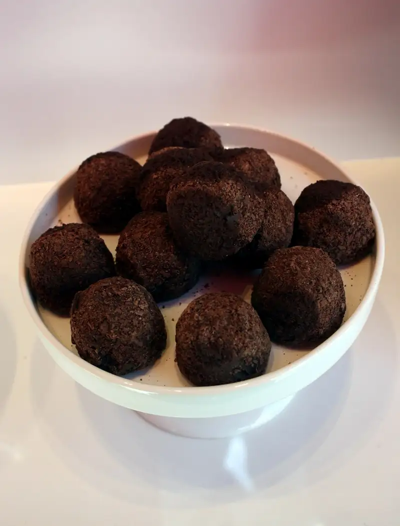 Tartufi al cioccolato esposti nella vetrina di una cioccolateria a Bruxelles