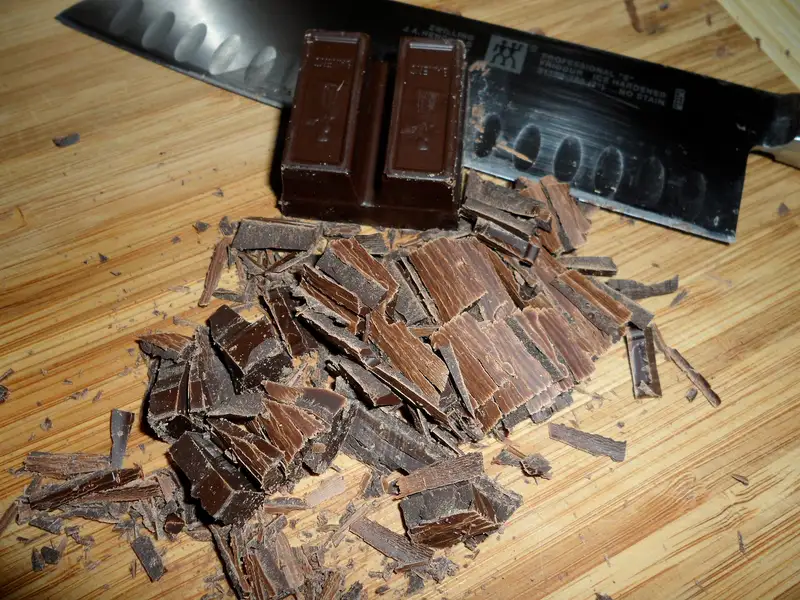 Preparazione di tartufi al cioccolato fatti a mano