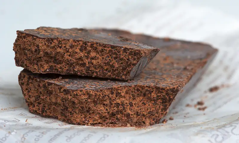 Tavolette di cioccolato di Modica dalla superficie opaca e granulosa