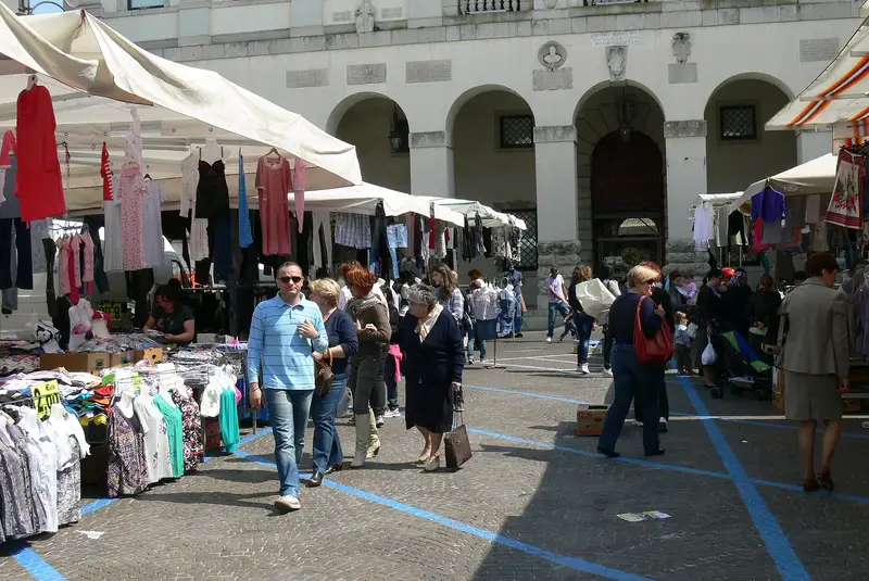 Bancarelle di un mercato all'aperto in Piazza del Duomo a Cividale del Friuli
