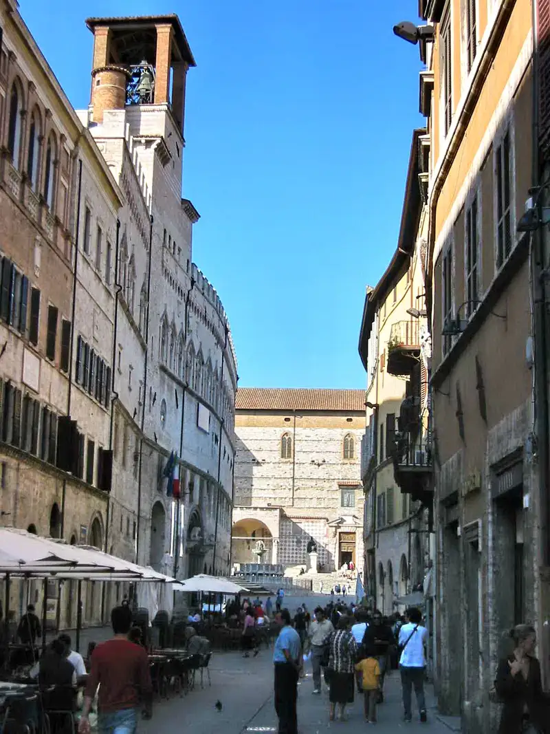 Corso Vannucci, la via principale del centro storico di Perugia, nel settembre 2004