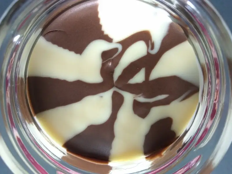 Crema al cioccolato spalmabile in un vasetto
