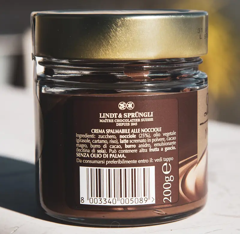 Un vasetto di crema spalmabile al cioccolato e nocciole