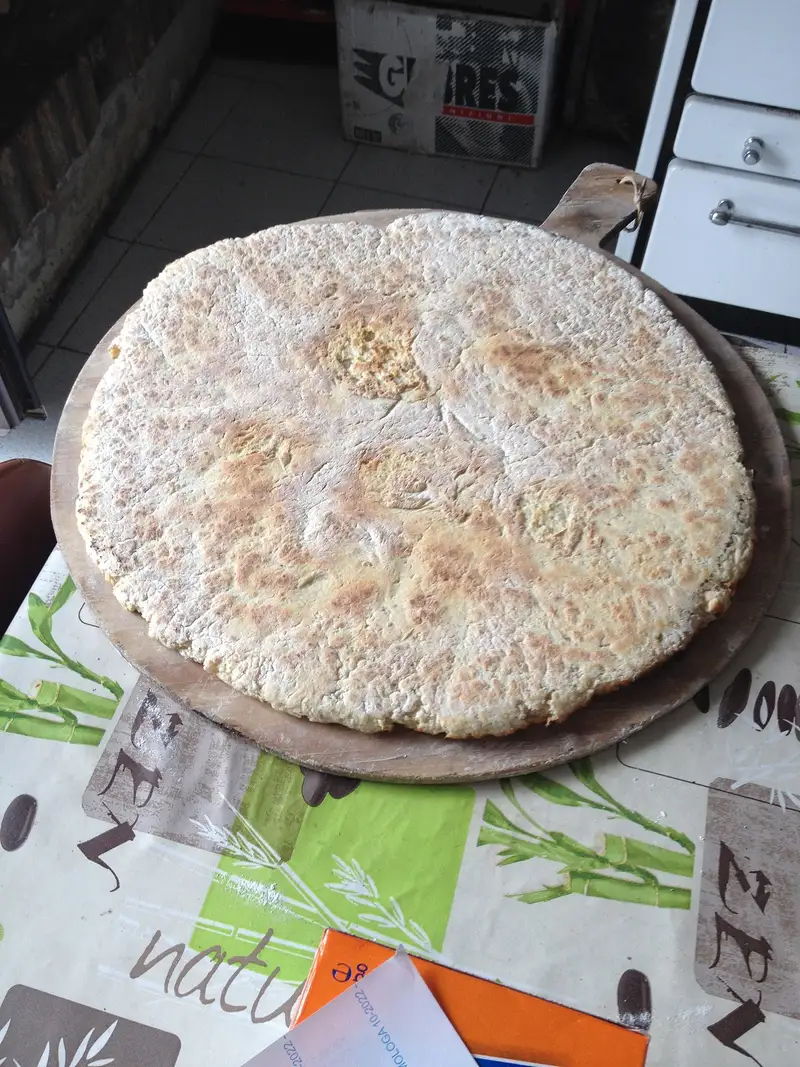 Crescia, la focaccia umbra cotta sul testo e tagliata a spicchi
