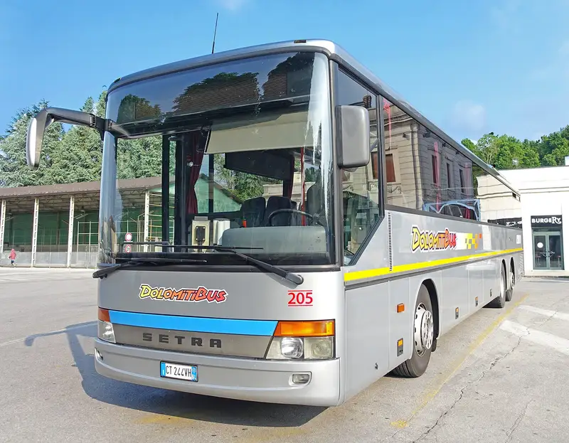 Pullman turistico in viaggio su una strada italiana