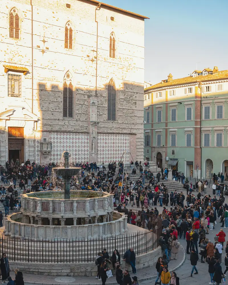 Il centro storico di Perugia affollato durante Eurochocolate 2024, l'edizione del ritorno in città