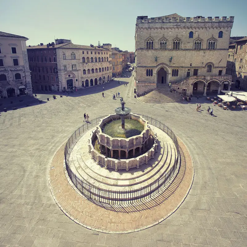 La Fontana Maggiore e il Palazzo dei Priori a Perugia visti dall'alto