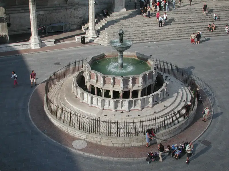 La Fontana Maggiore di Perugia con le vasche di marmo scolpite da Nicola e Giovanni Pisano