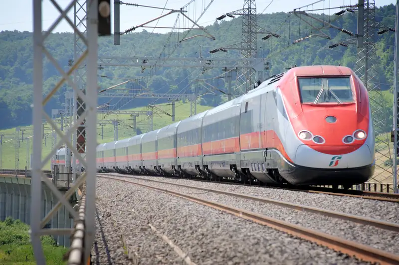Un treno Frecciarossa di Trenitalia, il collegamento ad alta velocità usato fino a Firenze o Roma per arrivare a Perugia
