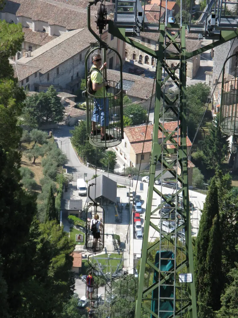Le cabine aperte della funivia di Gubbio che sale verso il Colle Eletto e la Basilica di Sant'Ubaldo