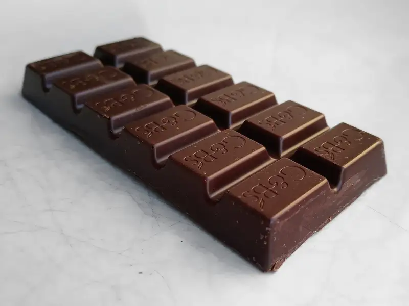 Tavoletta di cioccolato fondente spezzata