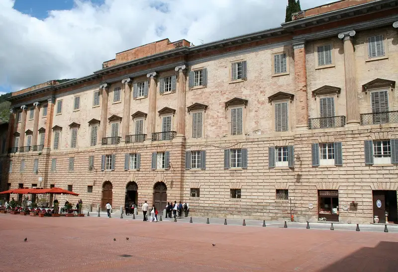 Piazza Grande a Gubbio con il Palazzo dei Consoli