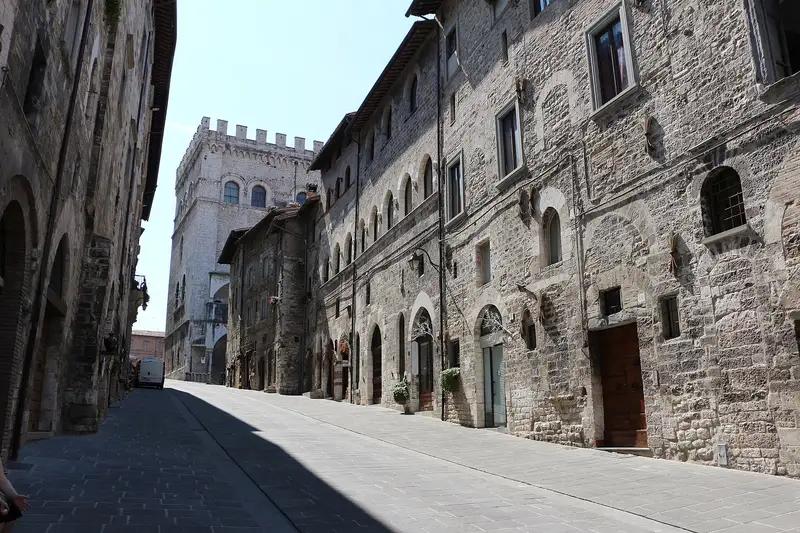 Via dei Consoli a Gubbio con le case medievali in pietra