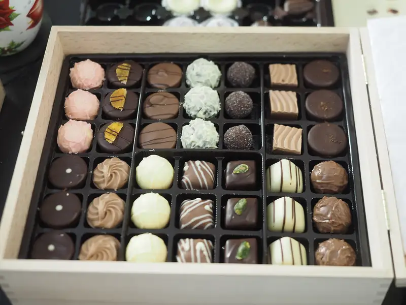 Assortimento di praline di cioccolato artigianali in una scatola