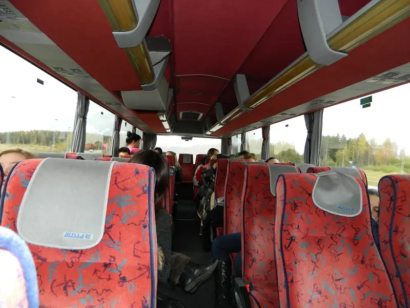 Interno di un pullman Gran Turismo con file di sedili imbottiti e reclinabili