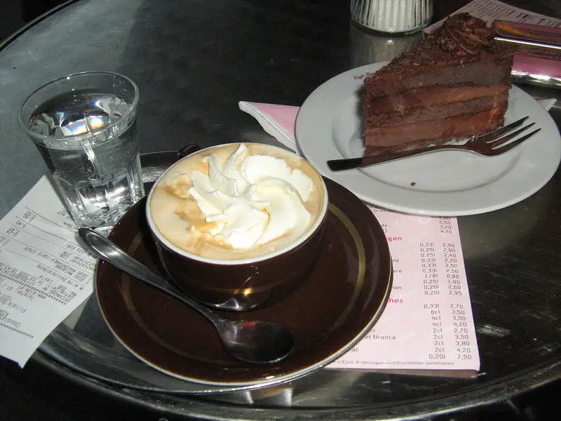 Fetta di Sachertorte con un caffè melange in un locale di Vienna