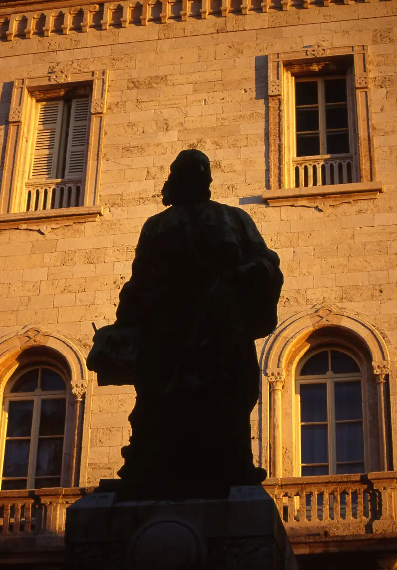 Il monumento al Perugino nei Giardini Carducci a Perugia, in controluce