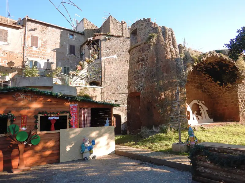 Allestimenti natalizi tra le vie di un borgo
