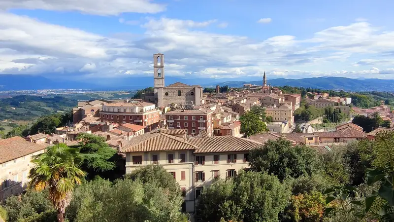 Panorama di Perugia vista da viale Indipendenza, con il centro storico sul colle