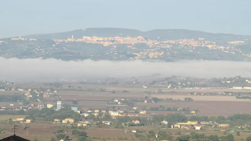 Perugia distesa sul suo colle vista da lontano, da Assisi