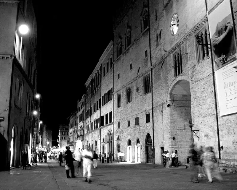 Corso Vannucci a Perugia illuminato la sera, la via principale percorsa dagli stand del festival