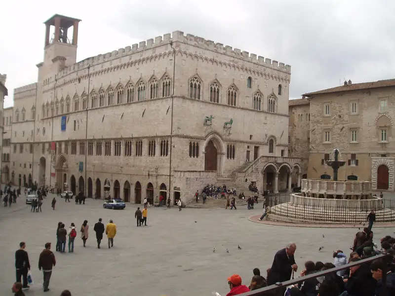Piazza IV Novembre a Perugia con la Fontana Maggiore, la Cattedrale e il Palazzo dei Priori