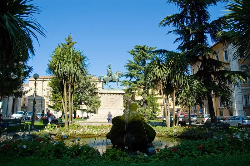 La fontana al centro di Piazza Italia a Perugia