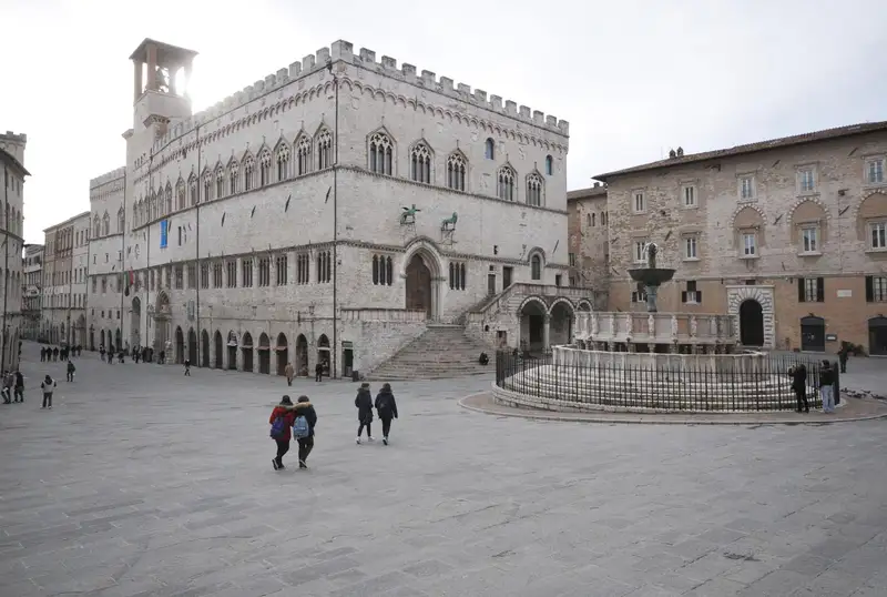 Piazza IV Novembre a Perugia, il cuore monumentale del centro storico in cima al colle