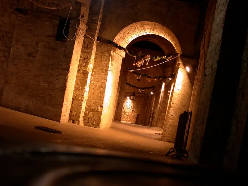 L'interno della Rocca Paolina a Perugia attraversato dalle scale mobili