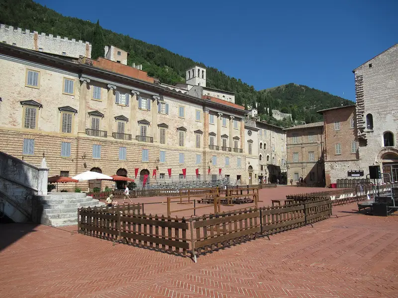 Piazza Grande a Gubbio con il Palazzo dei Consoli e la piazza pensile