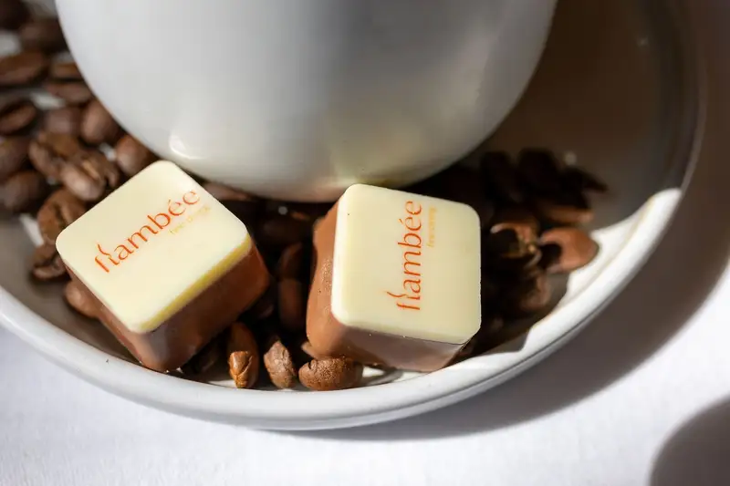 Praline di cioccolato decorate con un logo
