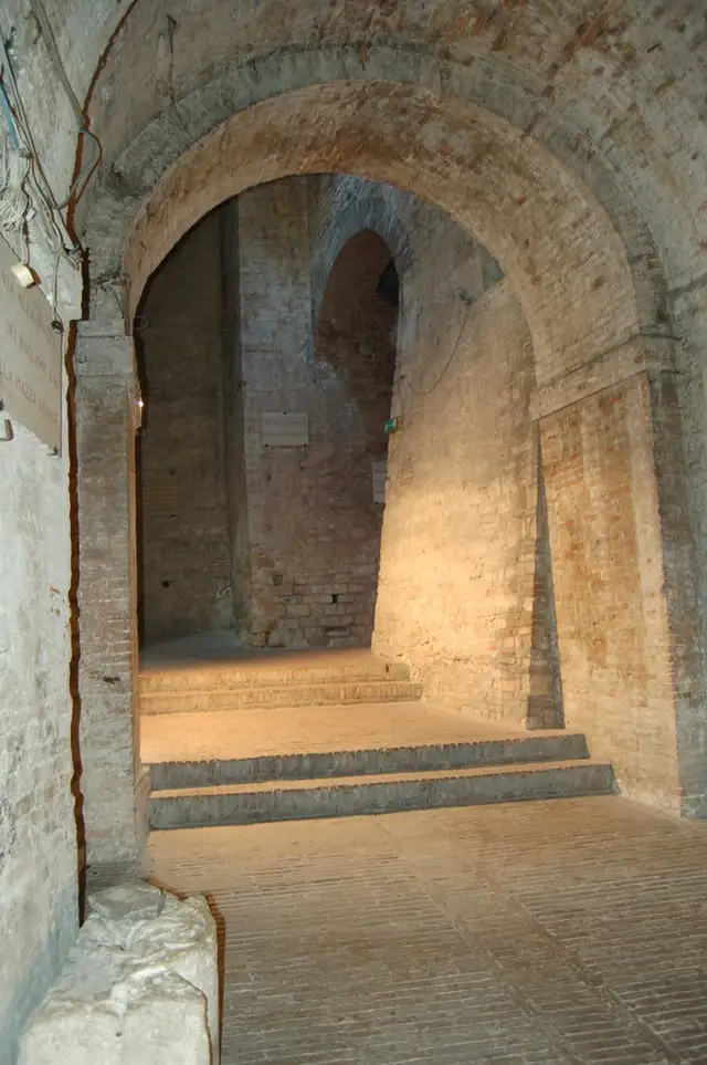 I sotterranei della Rocca Paolina a Perugia con le antiche strade medievali
