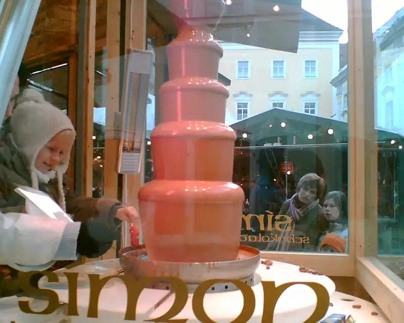 Fontana di cioccolato fuso a un mercatino natalizio