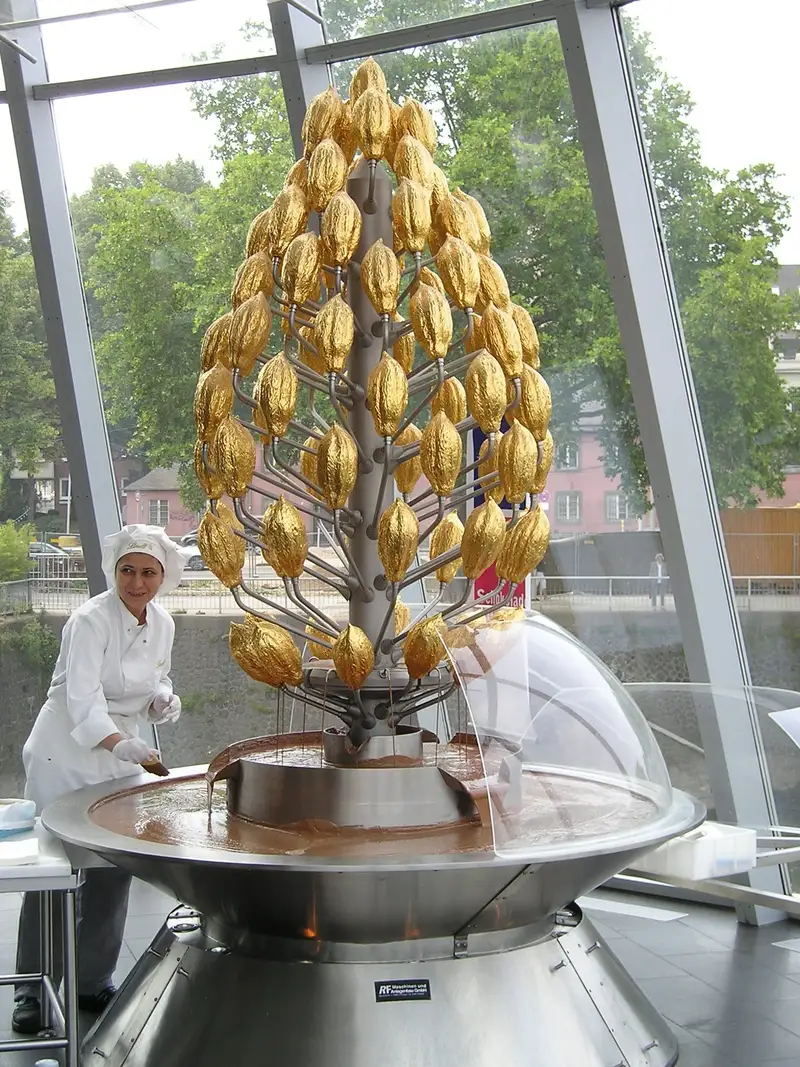 Fontana di cioccolato nel museo del cioccolato Imhoff di Colonia