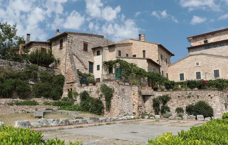 Scorcio del borgo medievale di Spello in Umbria, tra Assisi e Foligno