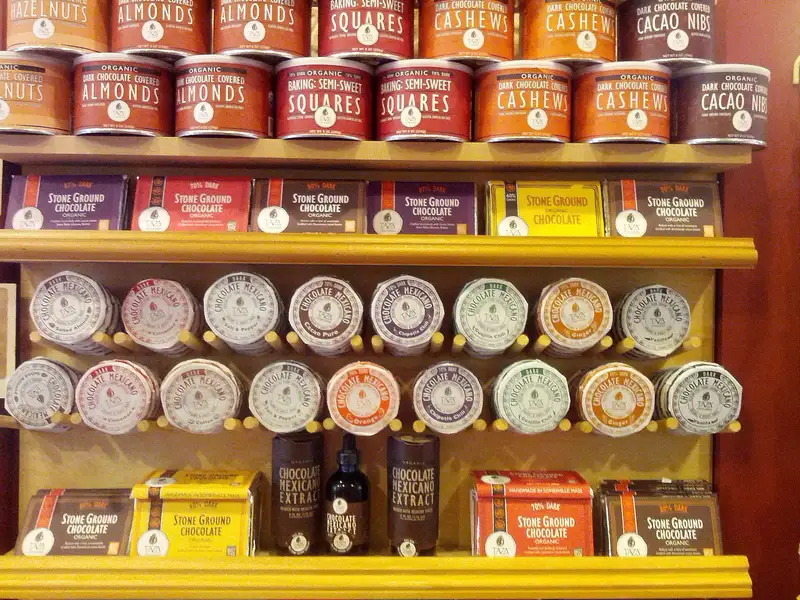 Tavolette e prodotti esposti da una cioccolateria artigianale