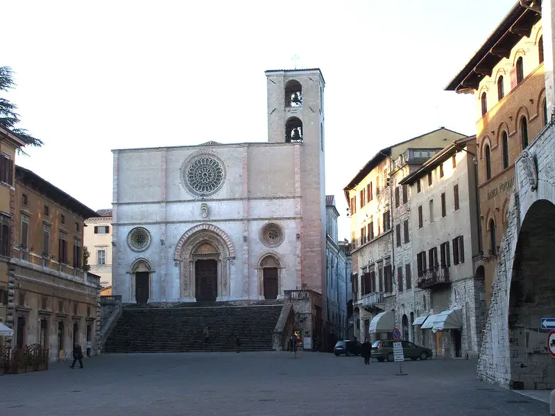Piazza del Popolo a Todi con la scalinata del Duomo