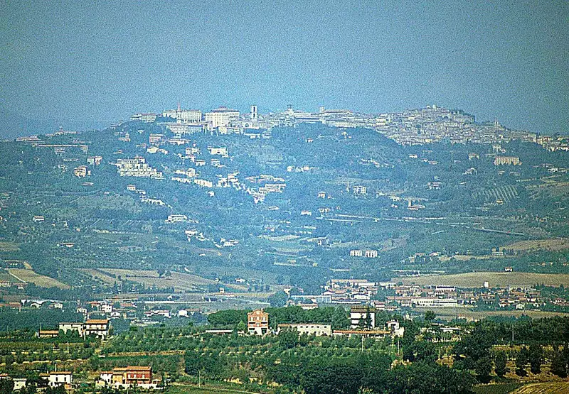 Perugia vista in lontananza da Bettona, oltre la pianura umbra